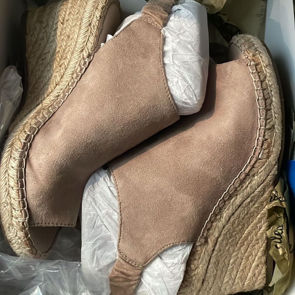 Charles by Charles David Najda Tan Wedge Sandals – Size 6M NIB - Picture 4 of 16